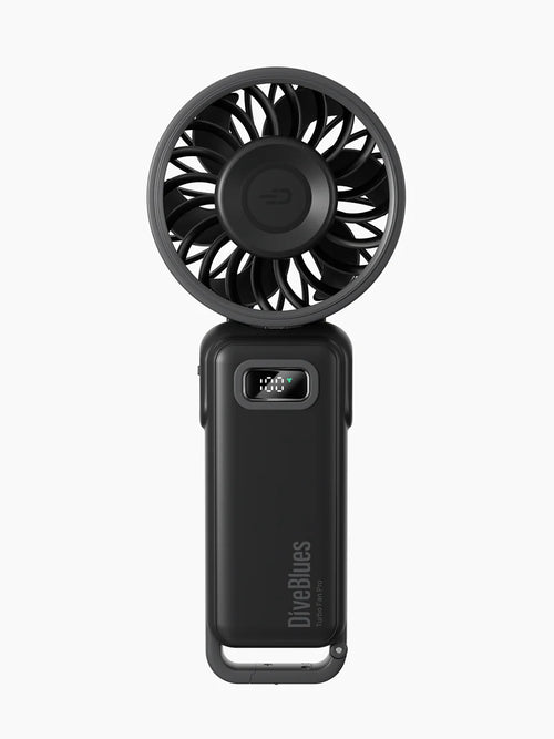 Zwarte Diveblues AIR oplaadbare handventilator met Crab-Claw™ karabijnhaak, Horizon-Flip™ 180° vouwontwerp en Sea-Breeze™ traploze 1-100 snelheid.
